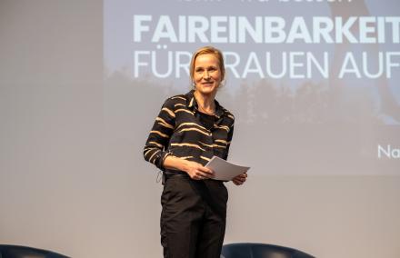 Nancy Meckert auf der Bühne in der IHK Potsdam