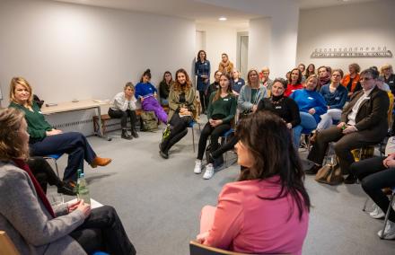 Besuchende im Seminarraum der IHK Potsdam bei Frauen auf dem Weg 2024