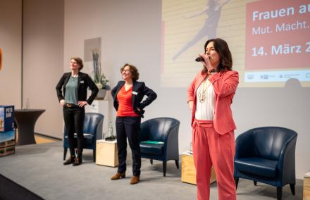 Ulrike Wohlert, Manuela Dörnenburg und Tina Knop auf der Bühne bei Frauen auf dem Weg 2024