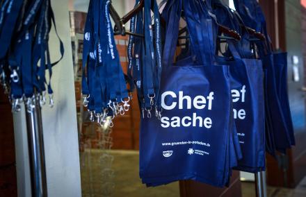 Blaue Beutel mit der Aufschrift "Chefsache"