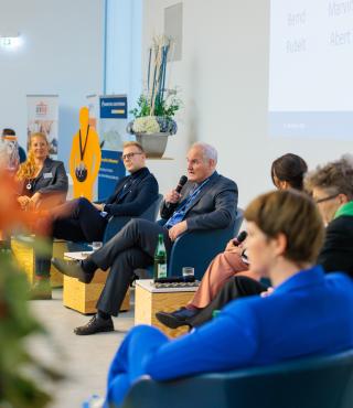 Evelyn Kubein, Marvin Abert, Bernd Rubelt, Thorsten Jahnke, Tina Knop und Doreen Löwe auf der Bühne der IHK