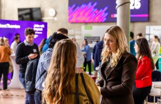 Zwei Frauen im Gespräch bei der UniContact 2025