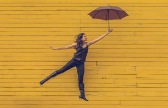 Frau mit Regenschirm
