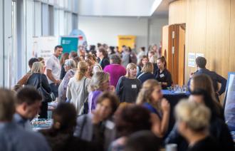 Viele Menschen im Foyer der IHK Potsdam beim FachkräfteTag 2024