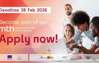 Bewerbungsaufruf auf orangenem Hintergrund mit weißer Logo-Zeile aller Initiatoren und Unterstützer und im Hintergrund 4 Menschen, die auf einem Laptop schauen