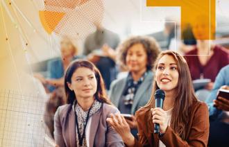 Frauen im Publikum mit Mikro in der Hand