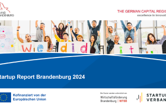 Cover des Startup Reports Brandenburg 2024, auf dem viele Menschen die Arme hochreißen und lächeln
