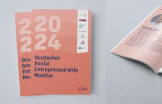 Deckblatt des Deutschen Social Entrepreneurship Monitors 2024 und ein aufgeschlagendes Exemplar