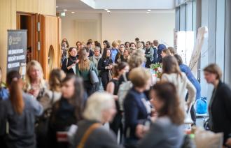 Besuchermenge im Foyer der IHK Potsdam bei Frauen auf dem Weg 2024