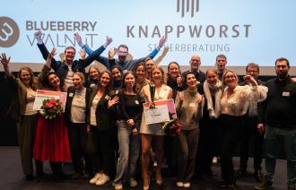 Gruppe von Menschen vor einer Kinoleinwand 