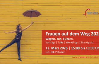 Frau mit regenschirm vor einer gelben Mauer sowie Veranstaltungstitel, -datum und -ort