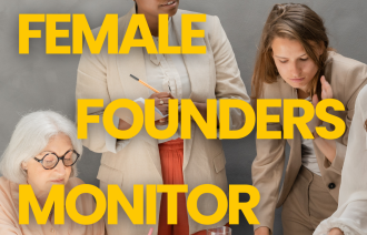 Foto zum Female Founders Monitor 2025: Drei Frauen unterschiedlichen Alters an einem Schreibtisch