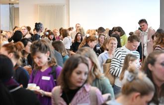 Viele Frauen im Foyer der IHK Potsdam