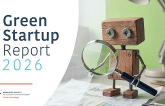 Figur aus Holz mit einer Lupe in der Hand