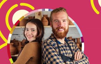 2 Personen lächeln in die Kamera vor einem Regal mit Tongefäßen