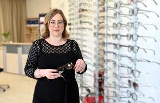 Lisa Pittelkow in ihrem Optikergeschäft