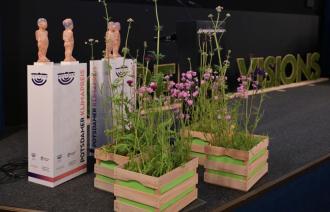 Klimapreis 2026 - Preisskulptur und Blumenkiste im Filmmuseum