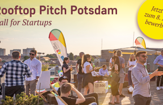 Bild vom Rooftop Pitch 2025 auf der Dachterrasse mit mehreren Menschen, die sich in lockerer Atomsphäre unterhalten