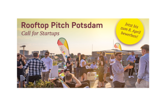 Bild vom Rooftop Pitch 2025 auf der Dachterrasse mit mehreren Menschen, die sich in lockerer Atomsphäre unterhalten