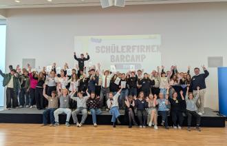 Schüler auf der Bühne im Havel-Saal der IHK Potsdam