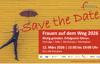 Frau mit regenschirm vor einer gelben Mauer sowie Veranstaltungstitel, -datum und -ort