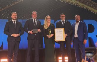 2M Gruppe, Wirtschaftsminister Keller und Vorstand der Handwerkskammer, Robert Wüst, bei der Preisverleihung auf der Bühne