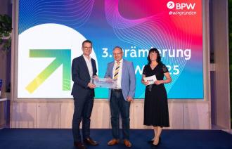 Drei Personen auf der Bühne bei der 3. Prämierung des BPW 2025