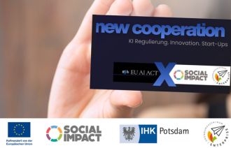 Eine Frau im Hintergrund, die eine Karte in der Hand hält, sowie die Logos der Partner