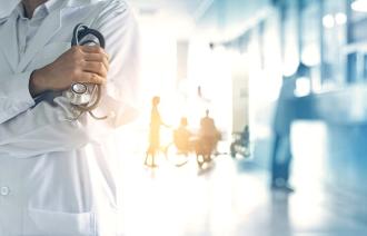 Oberkörper eines Arztes im Krankenhaus 