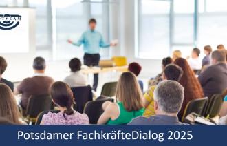 Ein Mensch spricht vor sitzendem Publikum in einem Raum sowie Titel der Veranstaltung