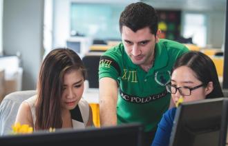 3 Personen vor dem Computer