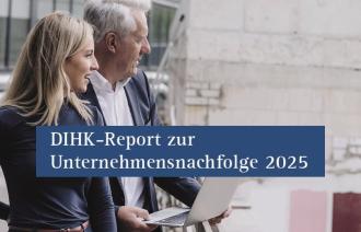Ein älterer Mann und ein junge Frau vor einem Laptop
