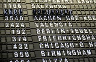 Flughafenanzeige mit Anzeigen zu verschiedenen Standorten