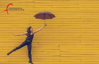 Frau mit Regenschirm