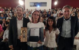 Den Integrationspreis der Landeshauptstadt Potsdam hat Elzbieta Barwinska-Hohenberger (2.v.l., Social Impact gGmbH) von Oberbürgermeister Mike Schubert, der Vorsitzenden des Migrantenbeirates Diana Gonzaléz Olivo und dem Vorsitzenden der Stadtverordnetenversammlung, Peter Heuer (r.), überreicht bekommen.