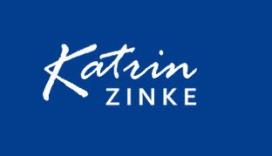 Der Name Katrin Zinke in weißer Schrift auf blauem Hintergrund