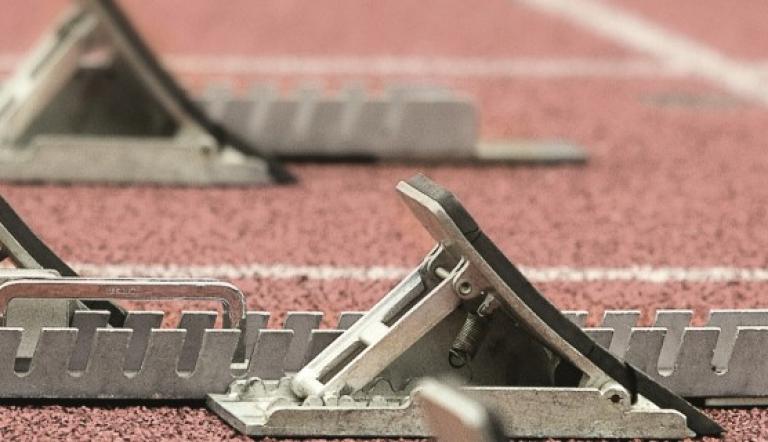 Startblock auf roter Tartanbahn