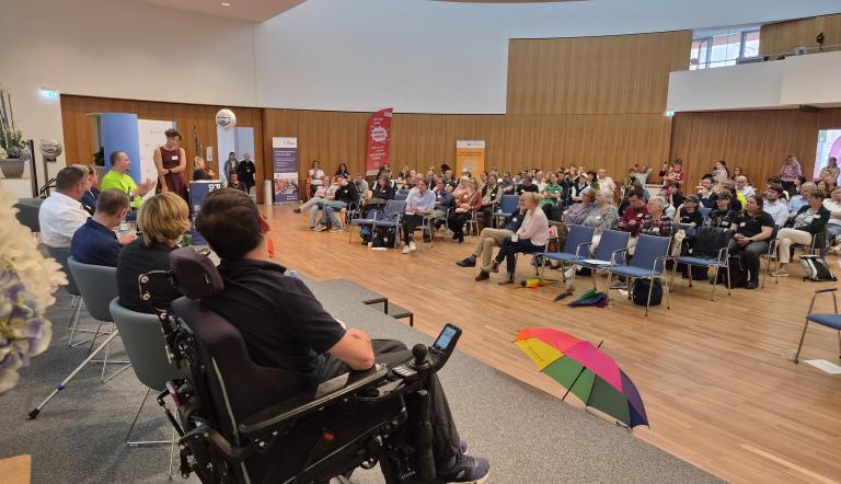 Menschen auf der Bühne und im Publikum in der IHK beim Inklusiven Kaffeeklatsch 2026