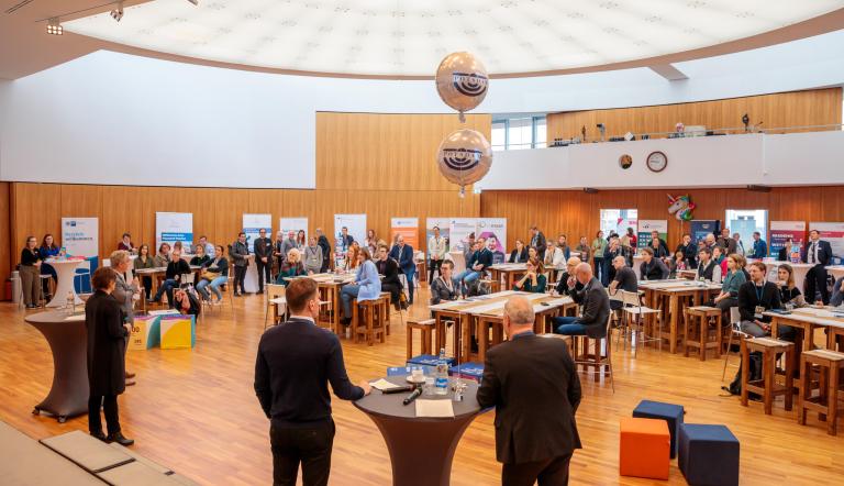 Menschen beim Potsdamer GründerTag 2023 im Havel-Saal der IHK Potsdam