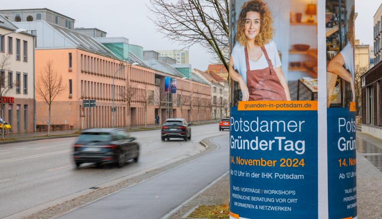 Litfaßsäule mit großem Poster vom Potsdamer GründerTag 2024