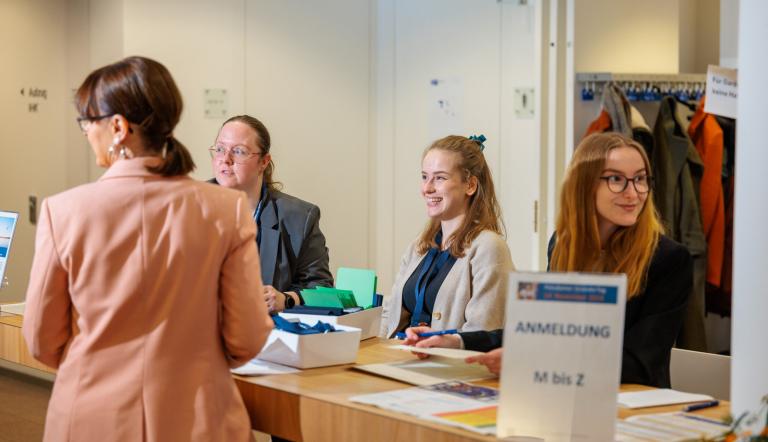 Menschen bei der Anmeldung