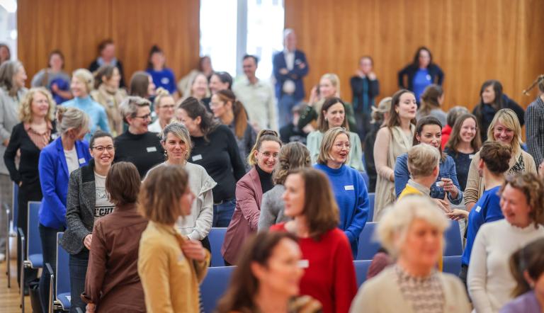 Besuchende im Havel-Saal der IHK Potsdam bei Frauen auf dem Weg 2024