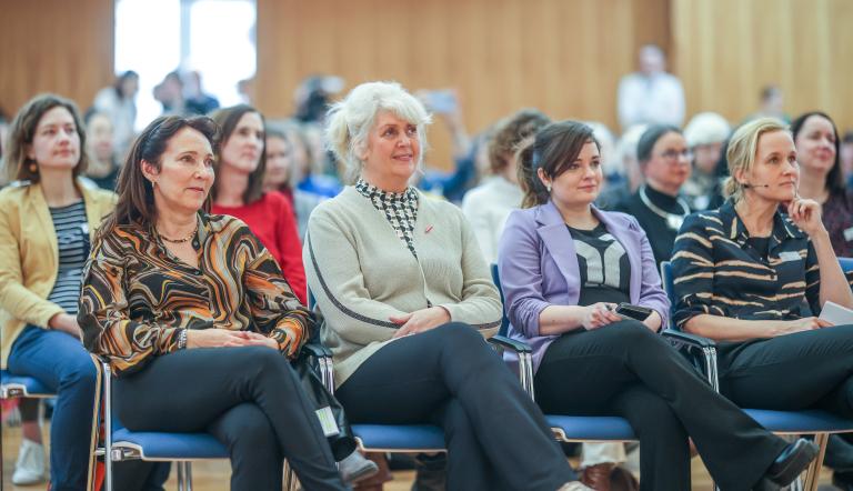 Besuchende im Havel-Saal der IHK Potsdam bei Frauen auf dem Weg 2024