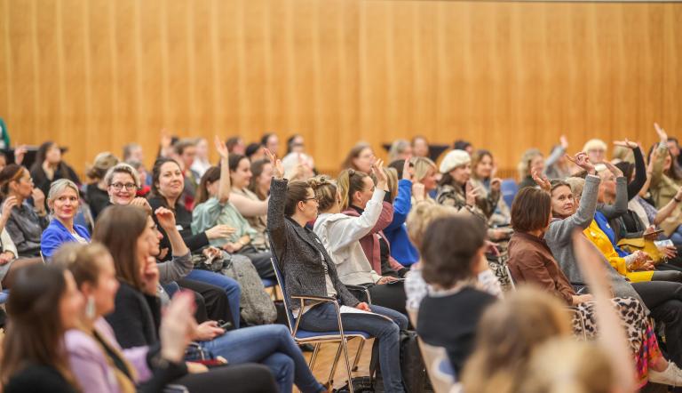 Besuchende im Havel-Saal der IHK Potsdam bei Frauen auf dem Weg 2024