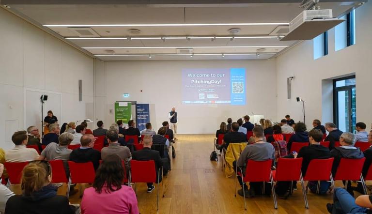 Ein Saal voller Menschen