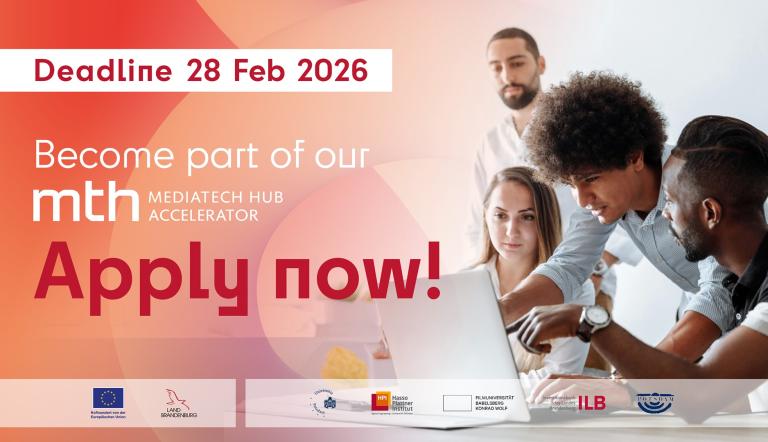 Bewerbungsaufruf auf orangenem Hintergrund mit weißer Logo-Zeile aller Initiatoren und Unterstützer und im Hintergrund 4 Menschen, die auf einem Laptop schauen