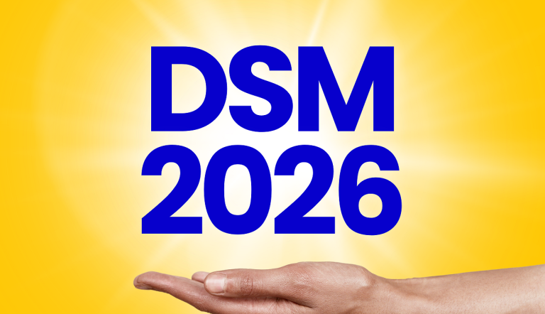 Aufruf zur Beteiligung an der Umfrage und eine Hand, die ins Bild reinragt mit der Aufschrift DSM 2026