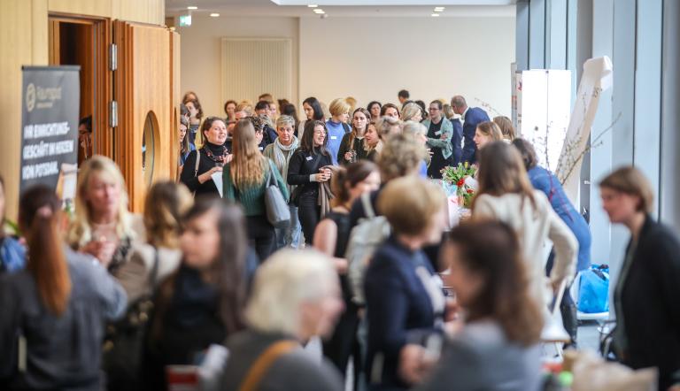Besuchermenge im Foyer der IHK Potsdam bei Frauen auf dem Weg 2024