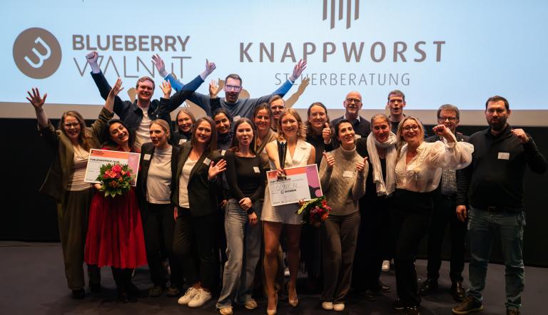 Gruppe von Menschen vor einer Kinoleinwand 