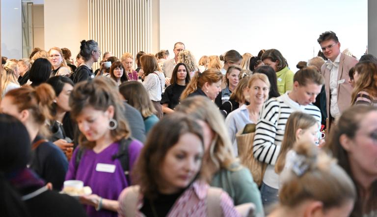 Viele Frauen im Foyer der IHK Potsdam